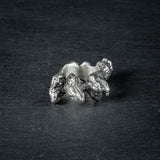 front view of sculptural ring 'KUILUUN' – open band and bold contours inspired by geological forms