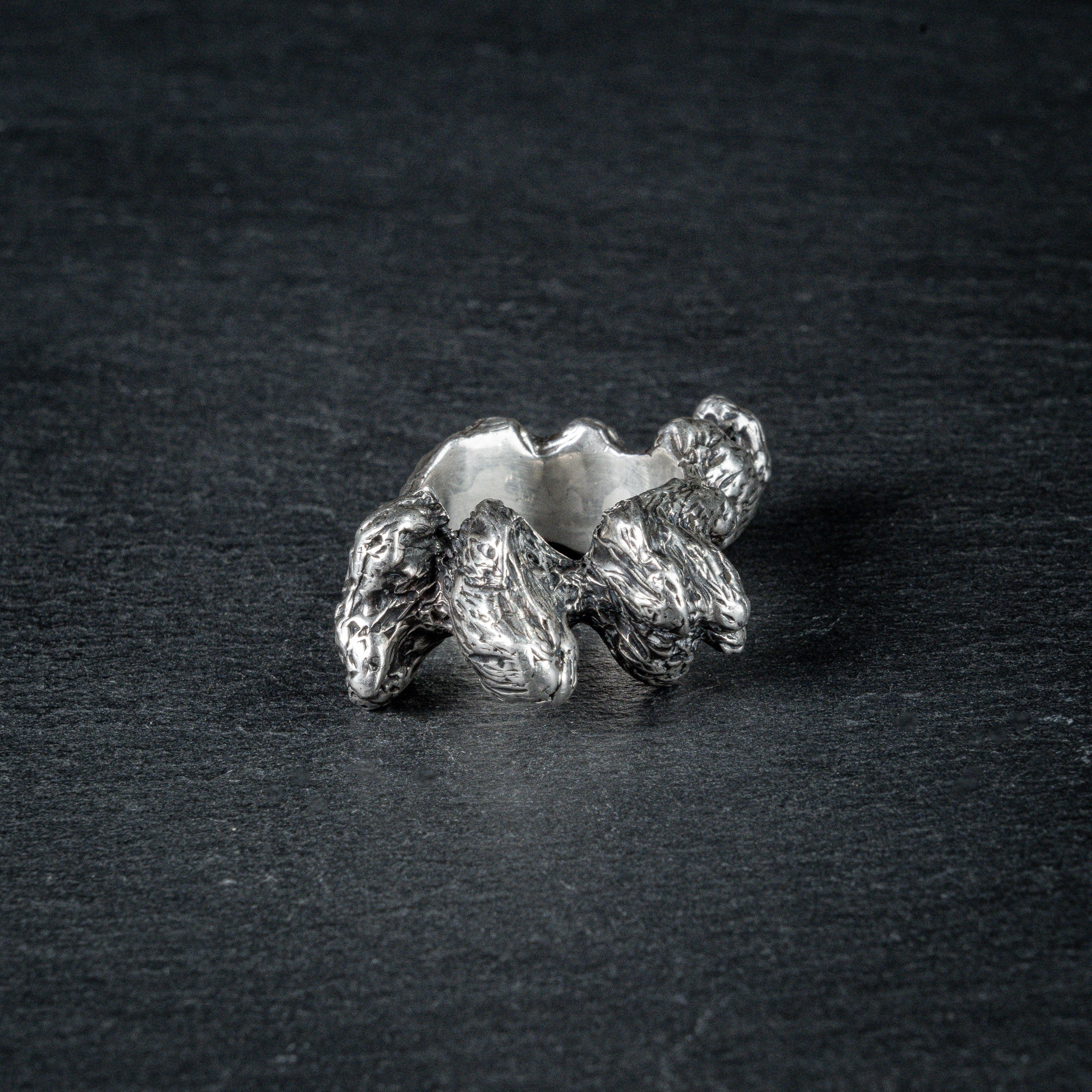 front view of sculptural ring 'KUILUUN' – open band and bold contours inspired by geological forms